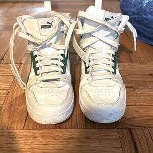 Puma men’s high top sneakers w Velcro straps.Green accents.Very good condition.